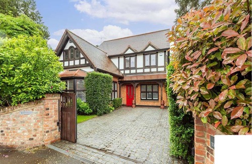 Loughton Casa | Luxury, Family-friendly Living-close to Tube Station & Shops. Longer Term Lets