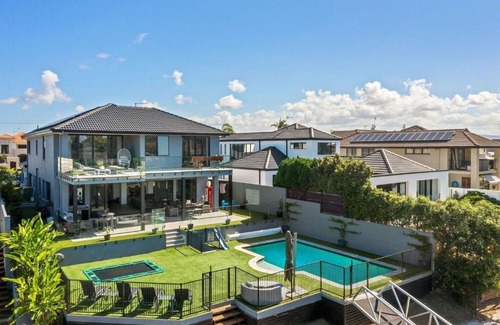 Surfers Paradise Casa | Luxury Family Friendly Home in Surfers Paradise