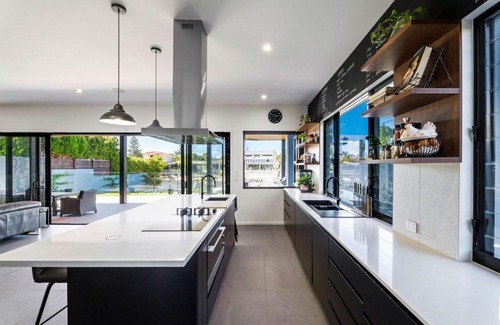 Surfers Paradise Casa | Luxury Family Friendly Home in Surfers Paradise