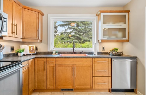 Northwest Calgary Casa | Luxury Family Home on the Bow - 5BR, Yard, more!