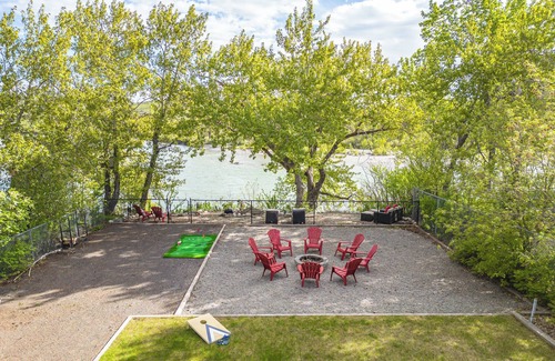 Northwest Calgary Casa | Luxury Family Home on the Bow - 5BR, Yard, more!