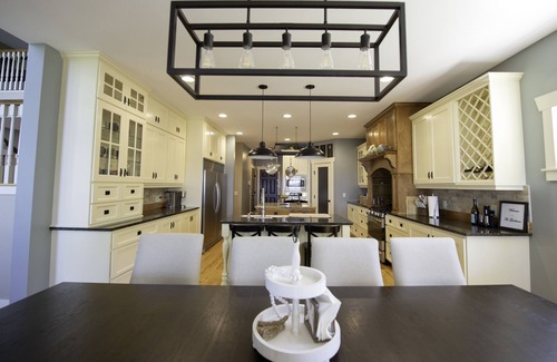 Nisswa Cabina | Luxury Family Lake Home-Hot tub, Sauna, Peloton, Game Tables, Mini Sport Court!