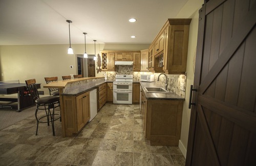 Nisswa Cabina | Luxury Family Lake Home-Hot tub, Sauna, Peloton, Game Tables, Mini Sport Court!