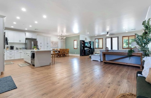 Country Club Casa | Luxury Family Oasis with Hot Tub!