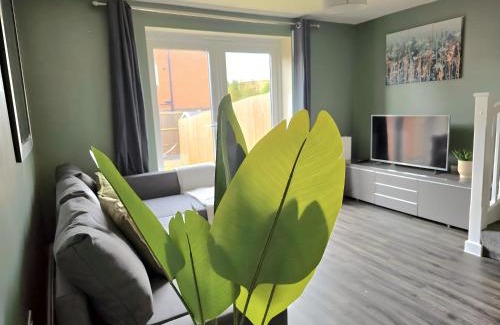 Forsbrook Casa | Luxury Family Retreat Near Alton Towers - Free Parking & Garden