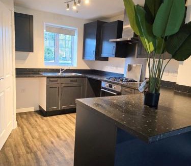 Forsbrook Casa | Luxury Family Retreat Near Alton Towers - Free Parking & Garden