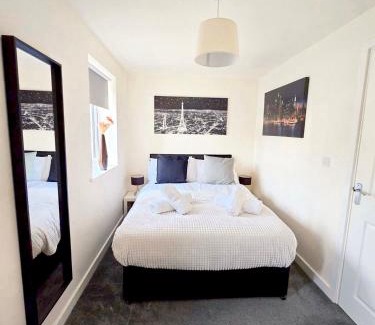 Forsbrook Casa | Luxury Family Retreat Near Alton Towers - Free Parking & Garden