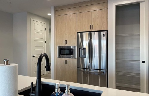 Calgary Casa | Luxury Family Retreat: 6 Bedroom & Double Garage
