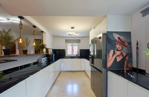 Marbella Casa | Villa familiar de lujo en Marbella: Playa, Piscina y Sol en las inmediaciones de