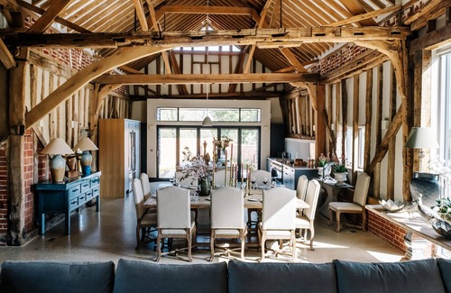 Eye Casa | Luxury Farm Barn with Copper Top Bar and Hot Tub - Located in Rural Suffolk