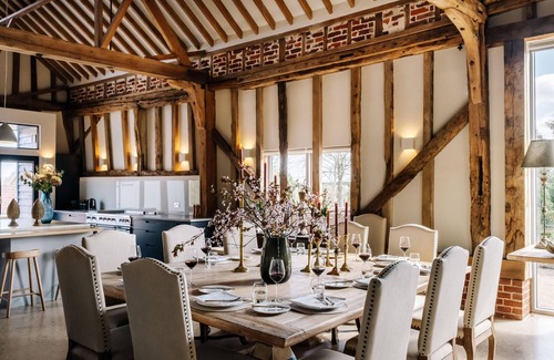 Eye Casa | Luxury Farm Barn with Copper Top Bar and Hot Tub - Located in Rural Suffolk