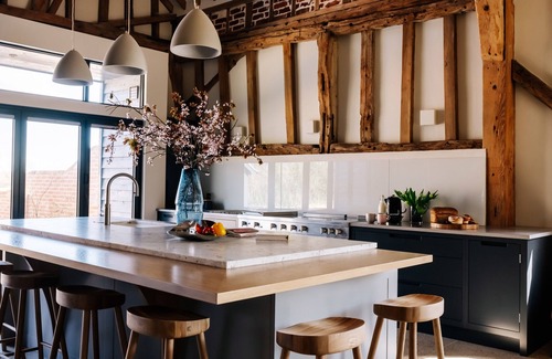 Eye Casa | Luxury Farm Barn with Copper Top Bar and Hot Tub - Located in Rural Suffolk