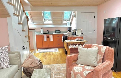 Hancock Otro | Luxury Farm Stay-The Cottage at Glenrose - Wolf Pine Hollow