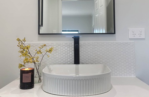 Middle Arm Otro | Luxury Farmhouse Getaway - Only 2hrs From Sydney