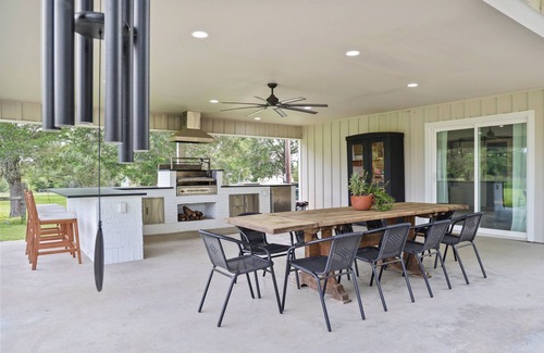 Round Top Otro | Luxury Farmhouse & Guesthouse / 6mil to The Square