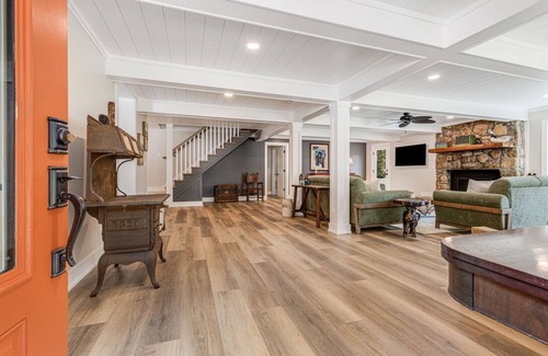 Candler Casa | Luxury Farmhouse Haven - Hike, Relax, Explore AVL