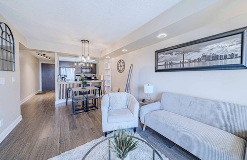 Agincourt Condominio | Luxury Farmhouse High-Rise Condo With CN Tower City View, Pool, Hot Tub