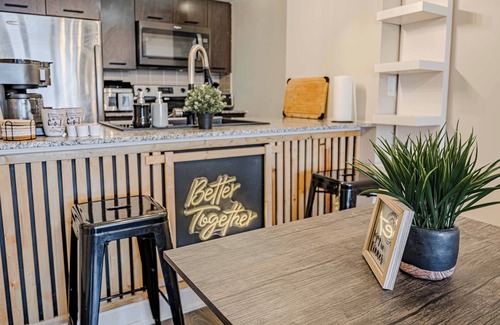 Agincourt Condominio | Luxury Farmhouse High-Rise Condo With CN Tower City View, Pool, Hot Tub