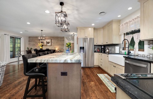Hendersonville Casa | LUXURY FARMHOUSE, 2 Living spaces, Sleeps 12, PRIVATE in the mtns, 10min to town