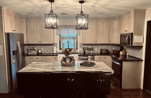 Hendersonville Casa | LUXURY FARMHOUSE, 2 Living spaces, Sleeps 12, PRIVATE in the mtns, 10min to town