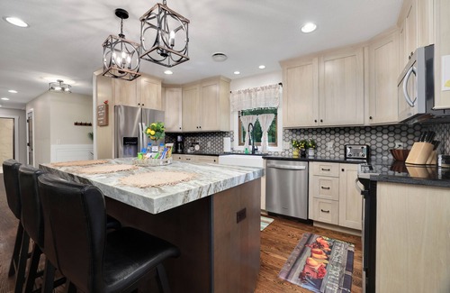 Hendersonville Casa | LUXURY FARMHOUSE, 2 Living spaces, Sleeps 12, PRIVATE in the mtns, 10min to town