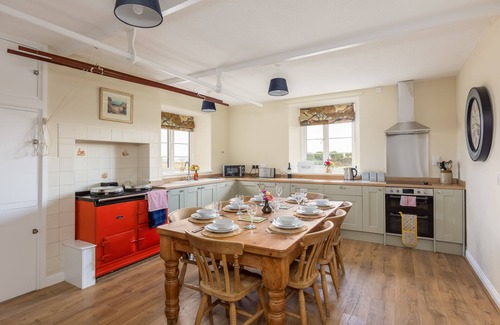 West Heslerton Otro | Luxury Farmhouse with stunning Views - Pet Friendly with Hot Tub