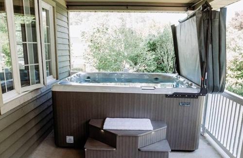 Waterford Casa | Luxury Farmhouse with Hot Tub on Vineyard