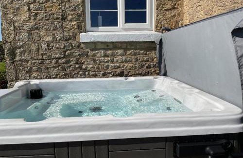 West Heslerton Casa | Luxury Farmhouse with Stunning Views and Hot Tub