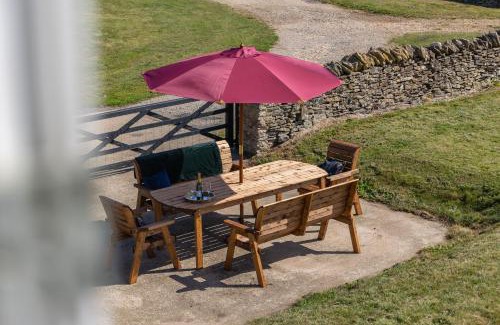 West Heslerton Casa | Luxury Farmhouse with Stunning Views and Hot Tub