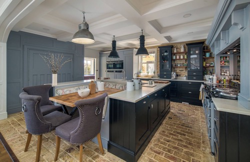 Bembridge Casa | Luxury Five Star, Hampton House With Heated Pool sleeps 13 in 6 double bedrooms