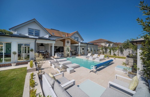 Bembridge Casa | Luxury Five Star, Hampton House With Heated Pool sleeps 13 in 6 double bedrooms