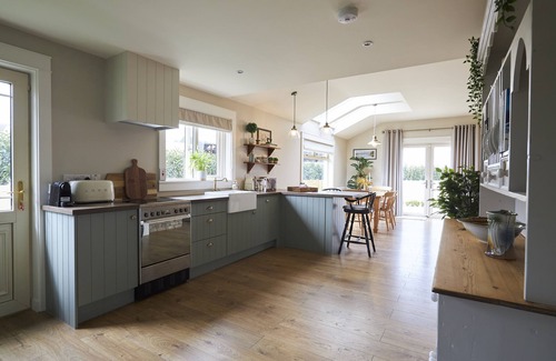 Ogonnelloe Cabina | Luxury five star self catering lodge overlooking the beautiful Lough Derg.