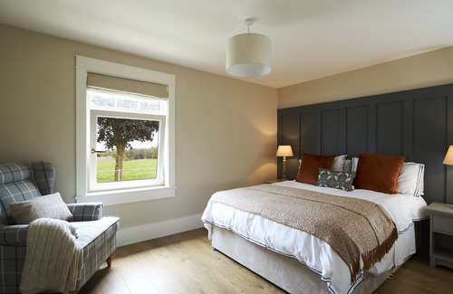 Ogonnelloe Cabina | Luxury five star self catering lodge overlooking the beautiful Lough Derg.