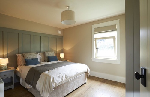 Ogonnelloe Cabina | Luxury five star self catering lodge overlooking the beautiful Lough Derg.