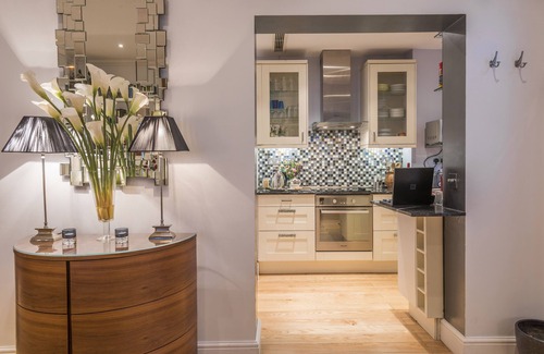 Warwick Apartamento | LUXURY FLAT, ELEGANT TOWNHOUSE, SUPERB AREA, MANY AMENITIES, INC. CAR SERVICE