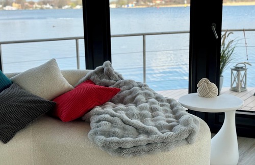 Werder Alquiler De Eote | Luxury Floating Home Shanti 2 with fireplace & lakeside sauna