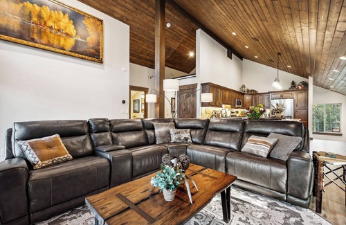 West Glacier Casa | Forest Retreat for families with Hot Tub, Deck & Firepits – 2 miles to Glacier