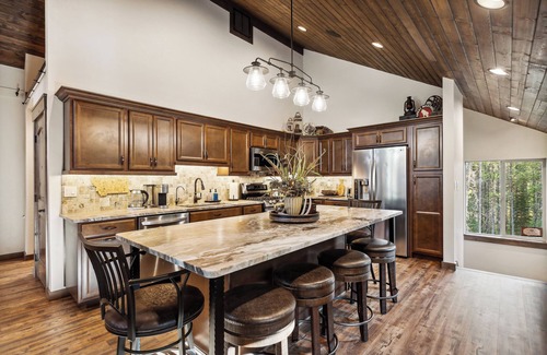 West Glacier Casa | Forest Retreat for families with Hot Tub, Deck & Firepits – 2 miles to Glacier