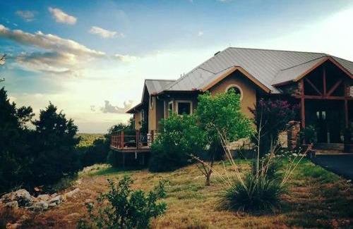 New Braunfels Casa | Luxury Four-Bedroom Cabin Rental with a Fireplace in New Braunfels, Texas