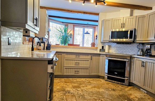 Lac-Superieur Cabaña | Luxury four bedroom family retreat with private lake, 4km of trails, on 37 acres