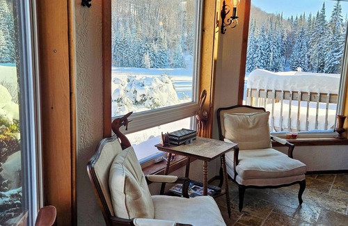 Lac-Superieur Cabaña | Luxury four bedroom family retreat with private lake, 4km of trails, on 37 acres