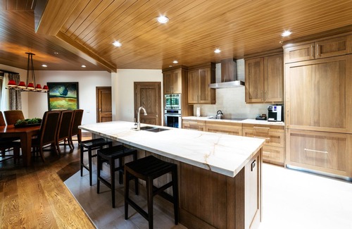 Deer Valley Condominio | Luxury Four Bedroom Corner Suite with Hot Tub 4 Apartment Hotel by RedAwning
