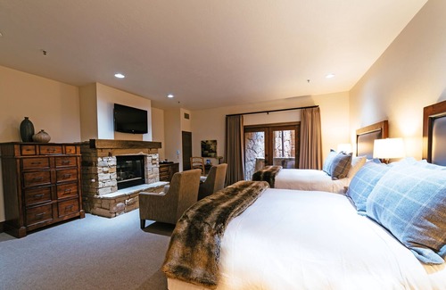 Deer Valley Condominio | Luxury Four Bedroom Corner Suite with Hot Tub 4 Apartment Hotel by RedAwning