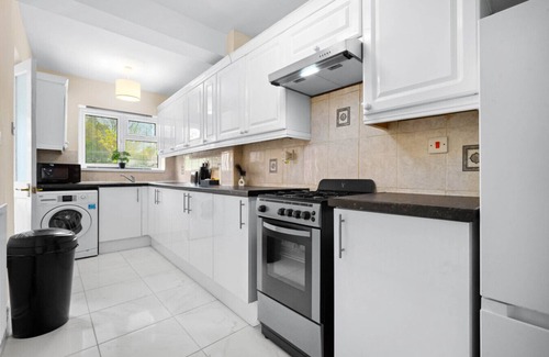 Great Barr Casa | Luxury Four Bedroom House - Garden - Parking - Great Barr