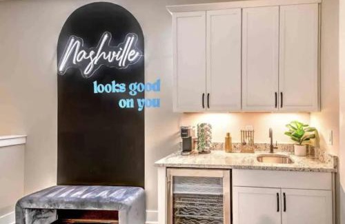 Nashville Casa | Luxury four-story Home, Rooftop Deck with views, PingPong! Sleeps 12!