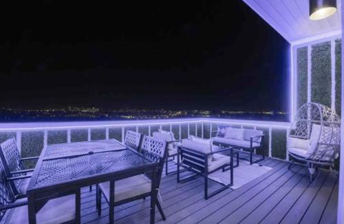Nashville Casa | Luxury four-story Home, Rooftop Deck with views, PingPong! Sleeps 12!