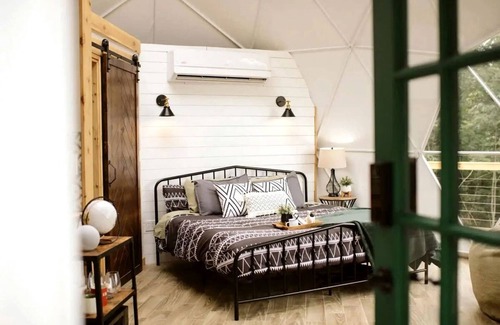 McMinnville Cabina | Luxury Fully Equipped Dome with Hot-Tub and Impressive Deck in Tennessee