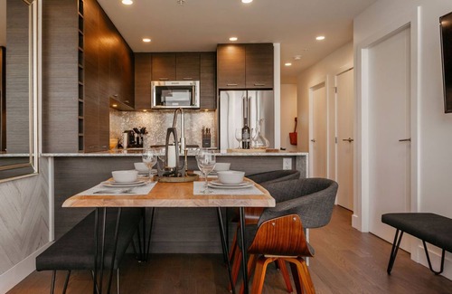 North End Apartamento | LUXURY FURNISHED CONDO WITH VIEWS 1 BED & DEN! DT KELOWNA