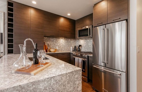North End Apartamento | LUXURY FURNISHED CONDO WITH VIEWS 1 BED & DEN! DT KELOWNA
