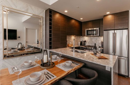 North End Apartamento | LUXURY FURNISHED CONDO WITH VIEWS 1 BED & DEN! DT KELOWNA